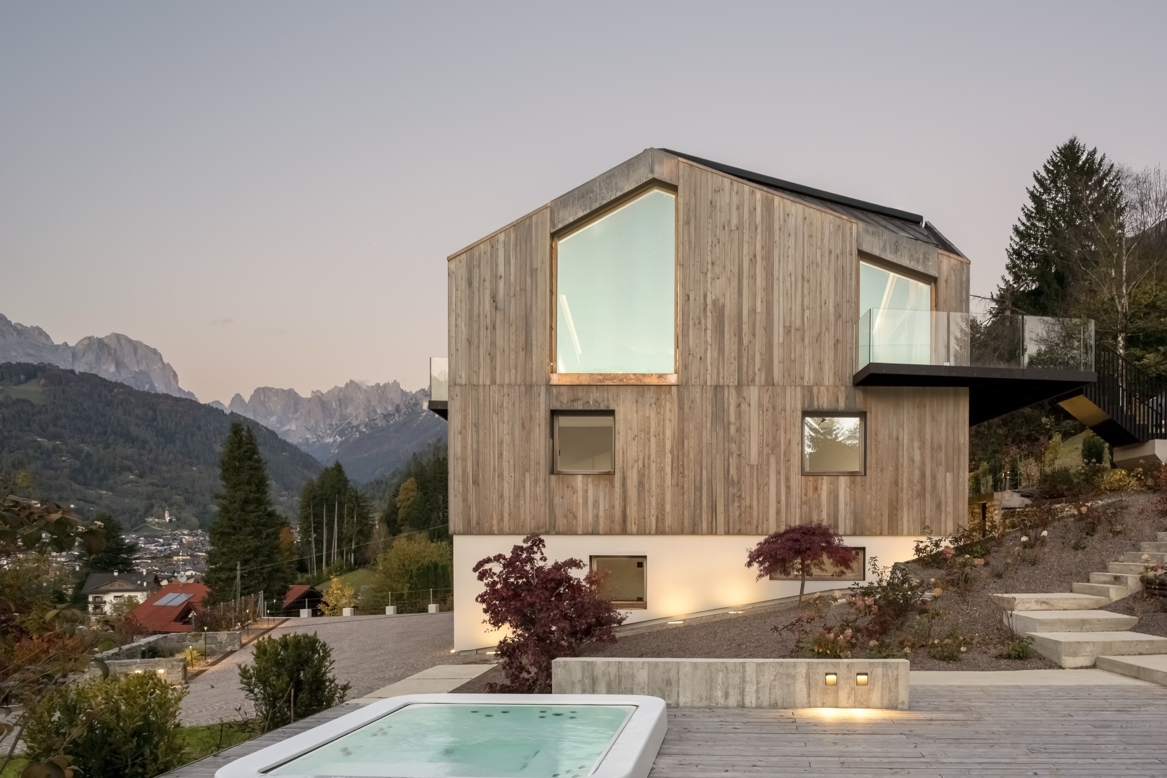 Casa LAGO Dolomiti au coucher du soleil, avec la piscine et les Pale di San Martino en arrière-plan
