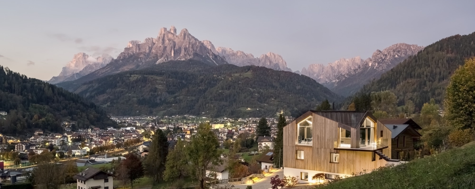 Vue de Casa LAGO Dolomiti dans le village de Primiero San Martino di Castrozza, entre les sommets des Dolomites